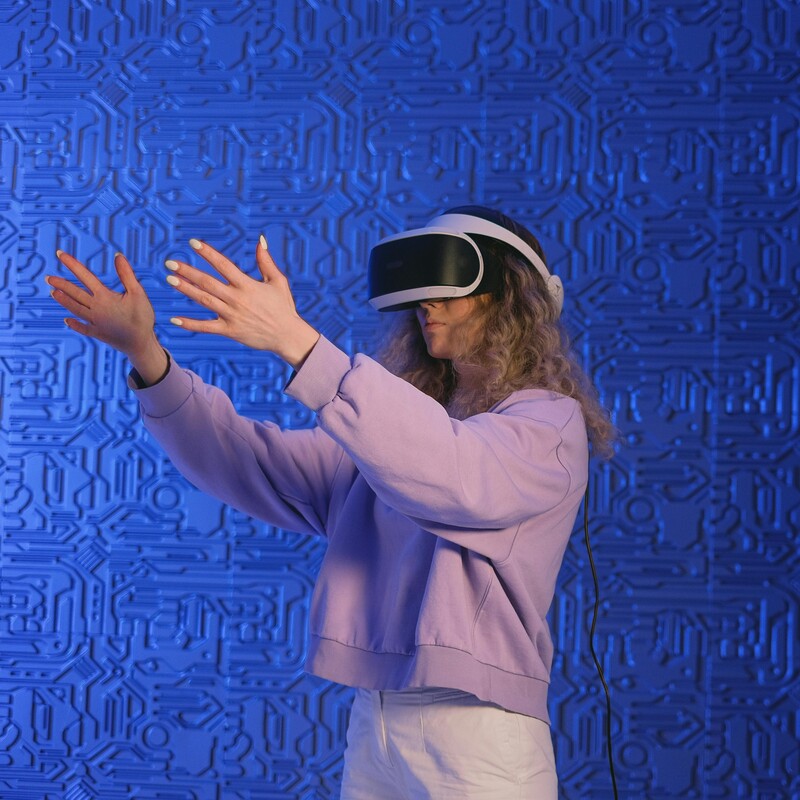 Non-dizzy high resolution virtual reality (VR) display